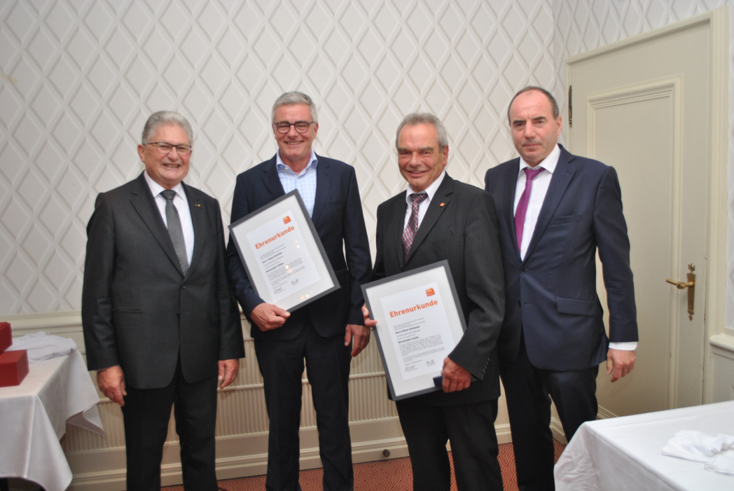 Verleihung der Ehrennadel in Gold an Obermeister Otmar Schiessel vom Landesfachverband Schreiner Baden-Württemberg